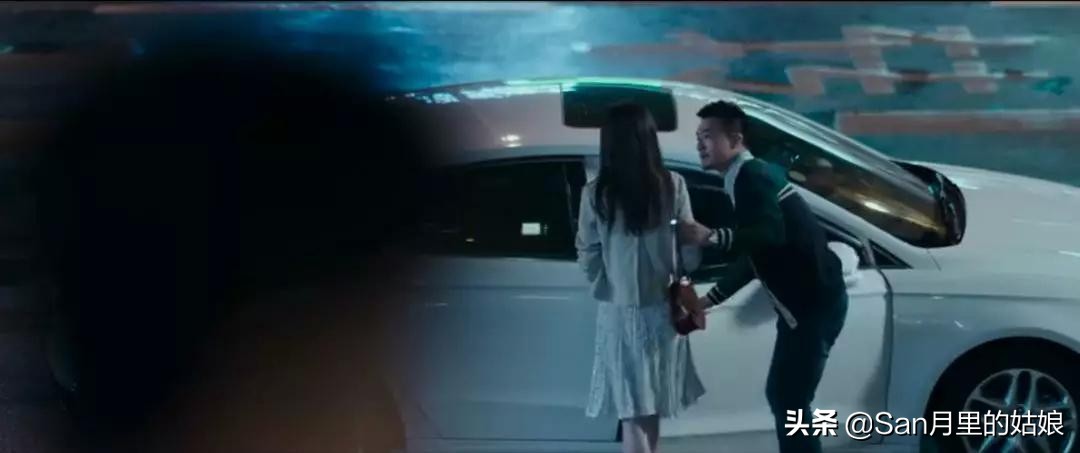 偷偷看前任的朋友圈,深夜偷看前任的朋友圈