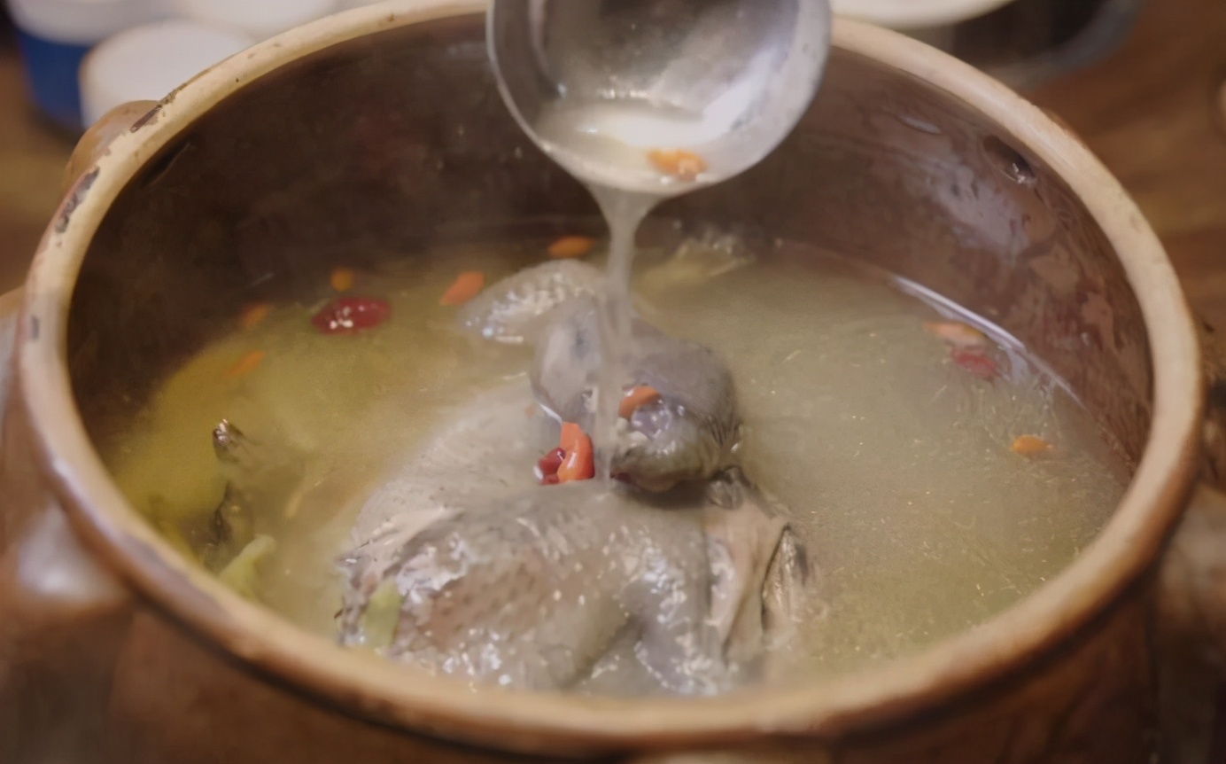 农村小伙养了十只黑鸡,回乡养本地黑鸡的90后小伙