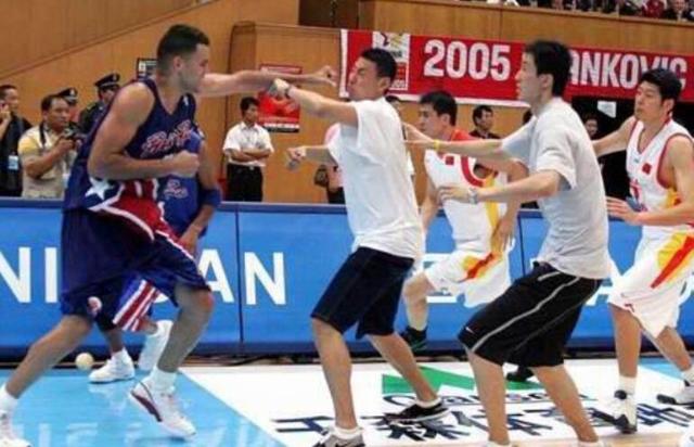 姚明篮球场上打架事件,姚明打球打架事件