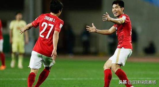 2300万转会恒大，1年0出场，演员妻子貌美腿长，2岁儿子像他