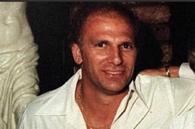 从黑帮成员变成打败毒枭的大英雄,从黑帮变成警察