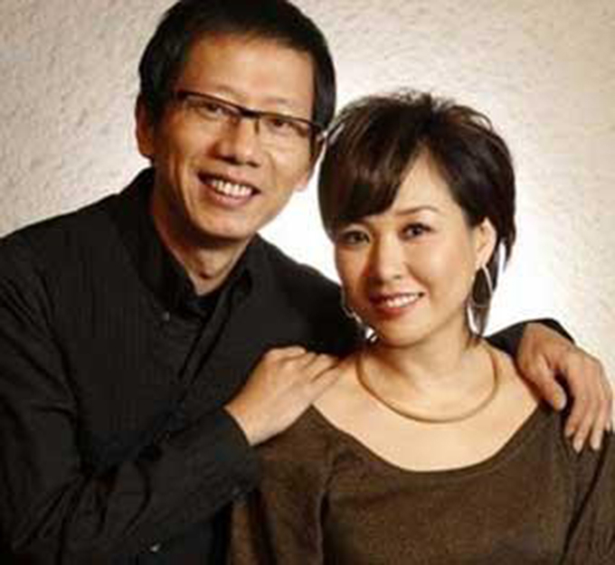 李静女儿罕见晒白裙美照,李静晒与16岁女儿合照