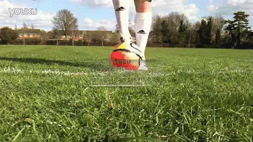 实战简单过人技巧,双变向过人如何做到精髓