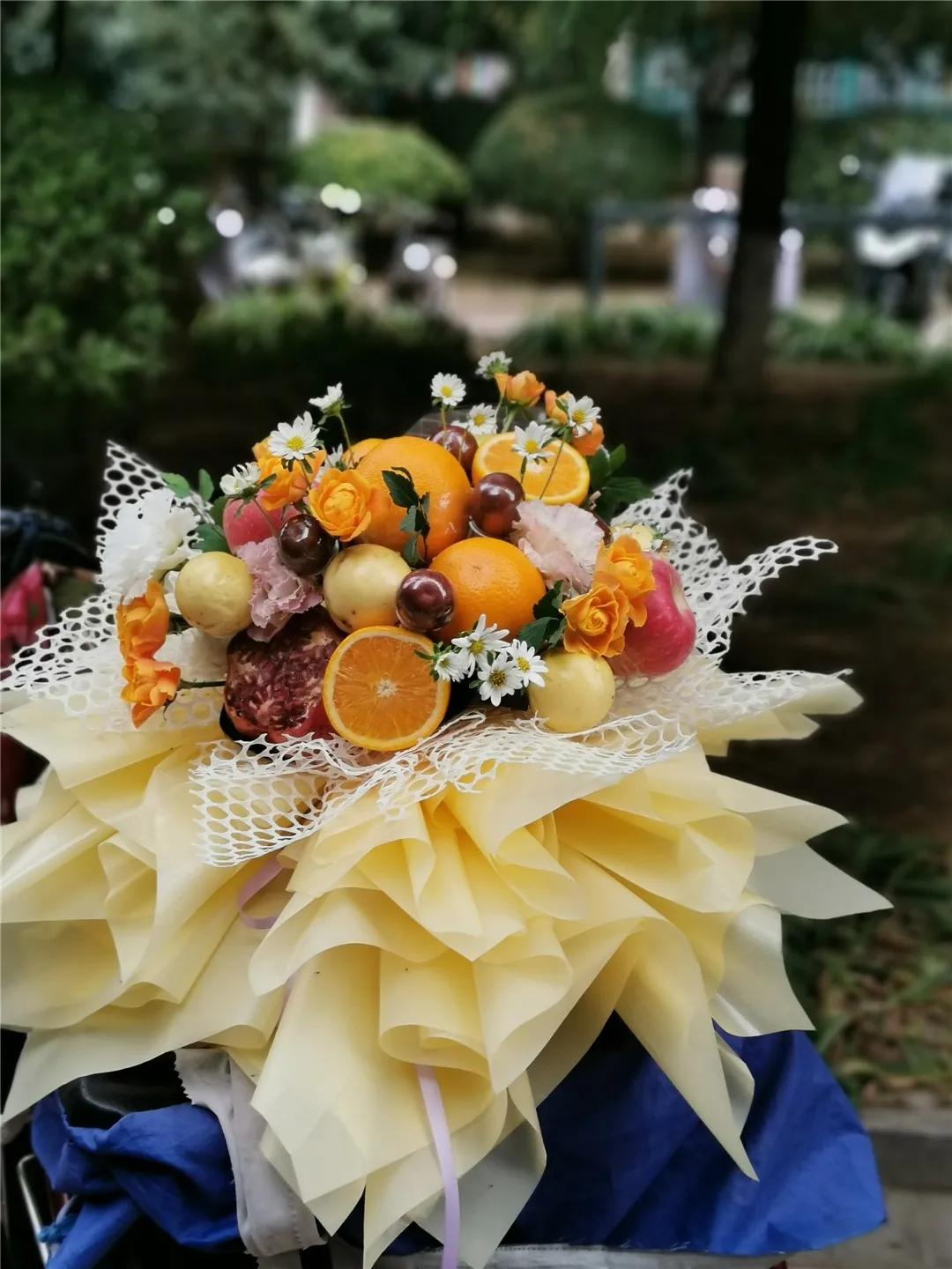 从摆地摊卖花到开实体店,从摆摊卖花到开店