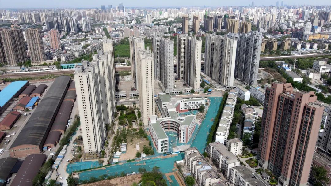 站在郑州这座烂尾楼下,抽了半小时烟