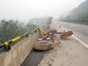 高速上撞到障碍物我应该找谁赔,高速上前方突然有障碍物