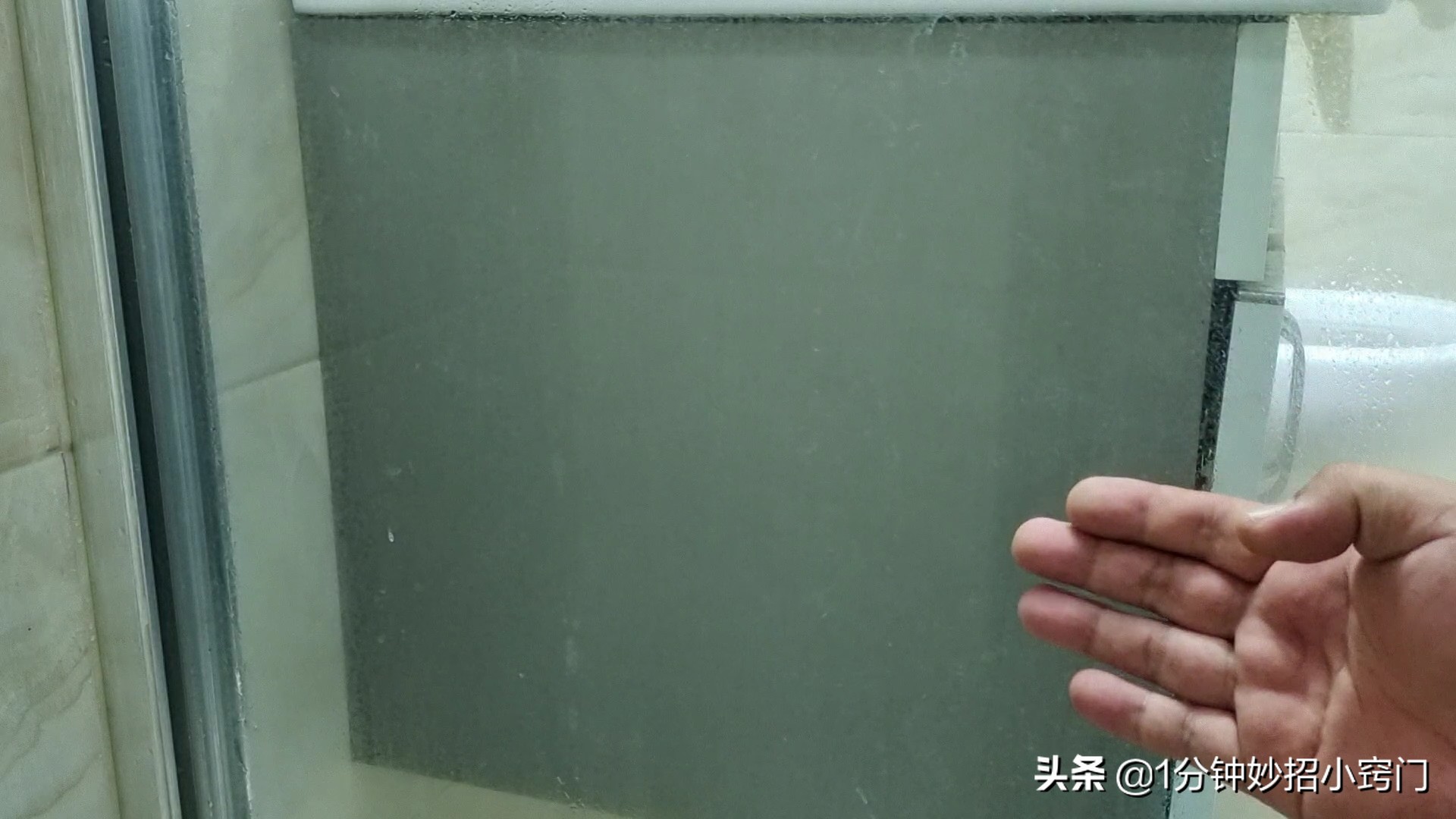 浴室玻璃上的水垢用什么可以擦掉,淋浴间玻璃上的水垢怎样能清除掉