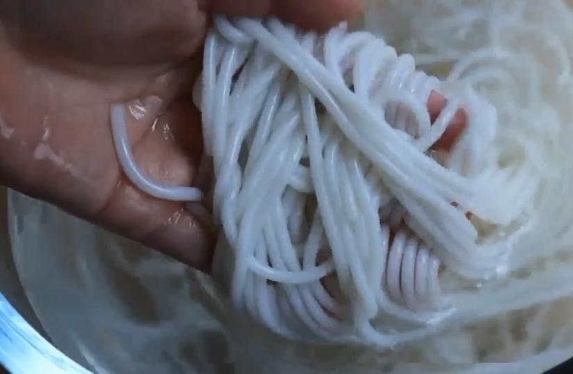 大米别只会煮米饭了,轻松两步自制米粉,爽滑劲道,比面条还好吃