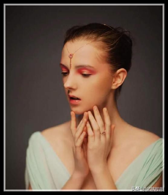 立陶宛醉美人天使面孔超模臀穿越搭配引热议—RingaileDemsyte