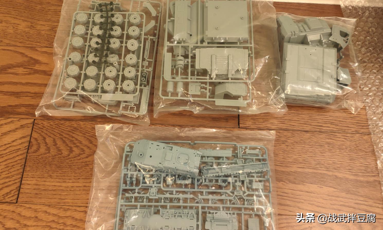 流浪地球厢式运载车合金模型开箱,流浪地球运载车模型开箱