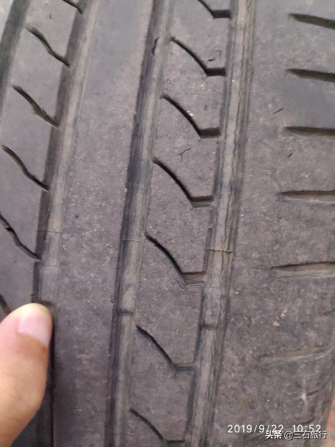 小伙为二手比亚迪买了4个轮胎开去店里免费换，被店员老哥套路了
