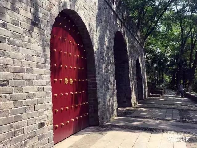 閲戝潧鏄弻闈㈠煄甯傚悧,閲戝潧鏄竴涓編涓界殑鍩庡競