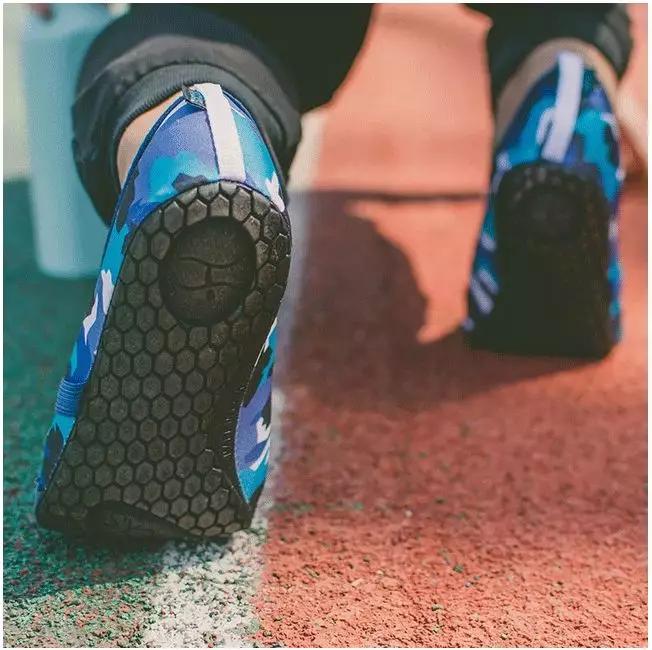 爆红美国的裸奔利器，水陆两栖比光脚舒服，难怪蔡少芬全家都在穿