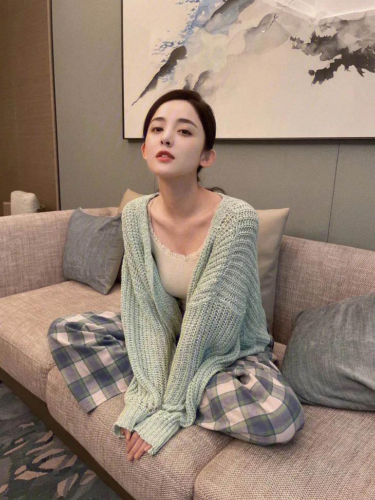 22W劳力士，热巴选择配百元包包出街