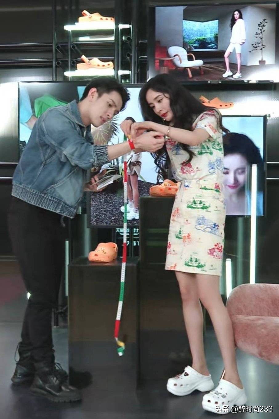 杨幂直播纯白西服,杨幂直播造型明亮动人