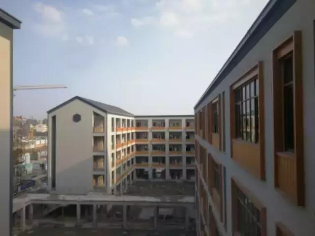 带屋顶的足球场,有屋顶的室内足球场