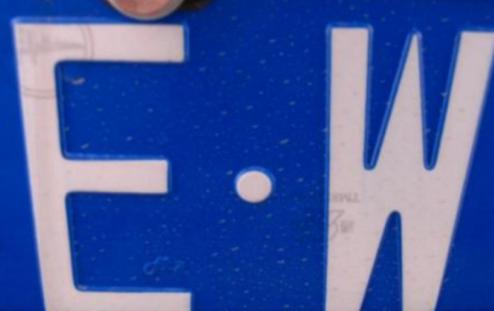 车牌中间的小圆点是干什么用的,把车牌上的小圆点去掉会怎么样