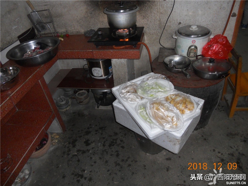 爱心志愿者给老人过集体生日,志愿者为103岁抗战老兵庆生