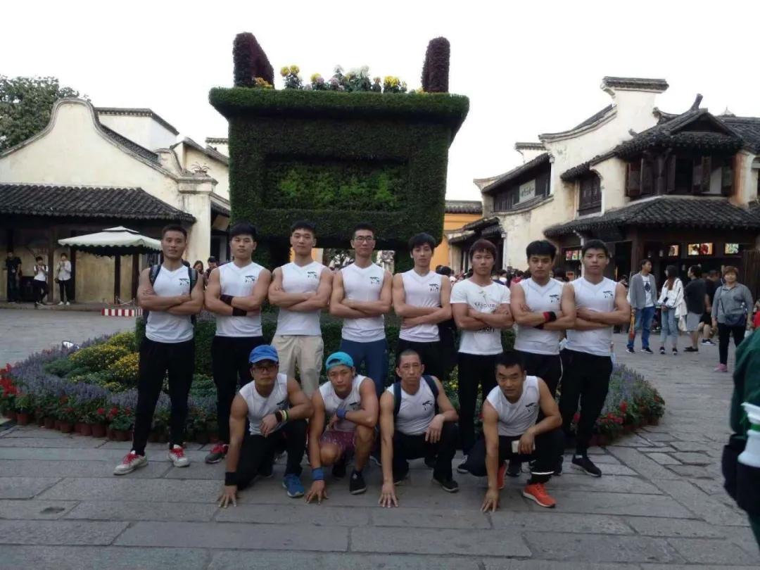 中国街头健身大神炫技,小伙花式健身惊呆路人