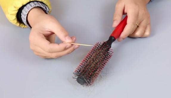 卷发梳脏了怎么清理,卷发梳里的头发怎么清洗