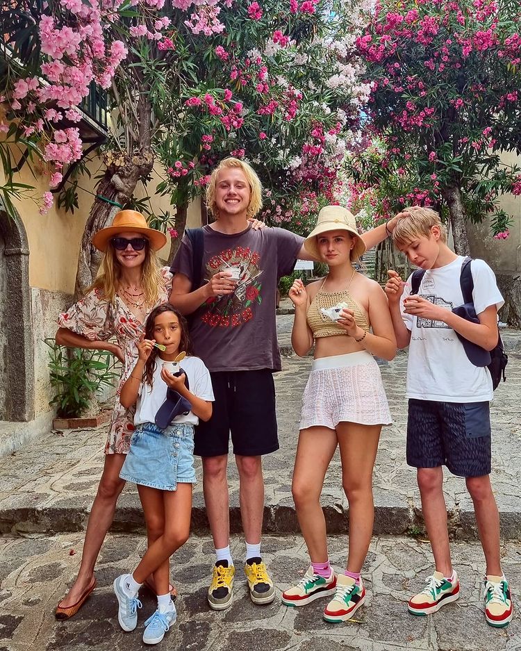 LV太子妃和老公恩爱游意大利！印花少女风穿搭真嫩，儿子比她都高