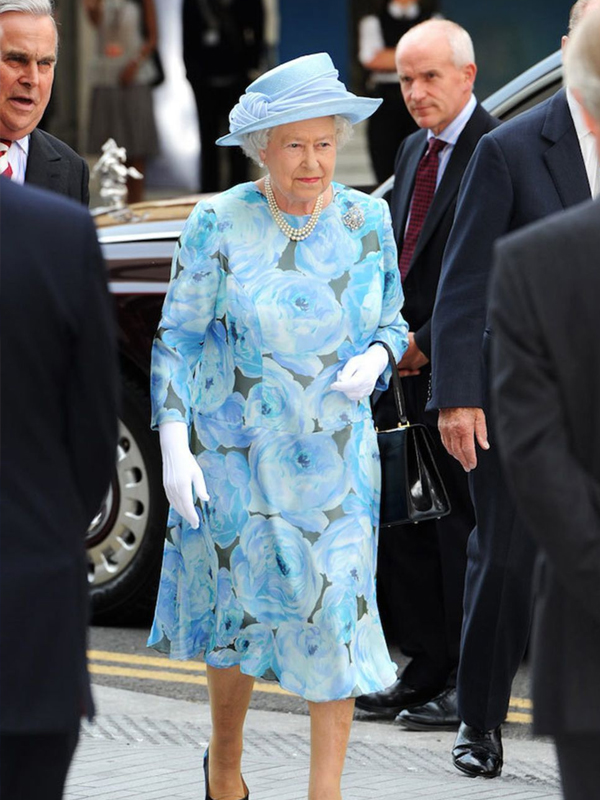 93岁英国女王穿驼色大衣,93岁英国女王穿休闲装