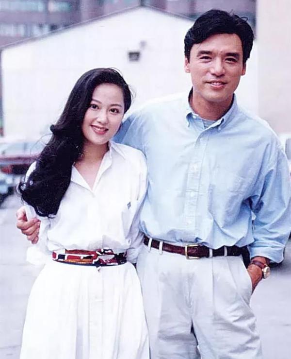 现在是章小蕙有钱还是钟镇涛有钱,钟镇涛和章小蕙到底欠多少钱