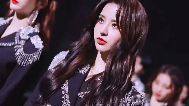 女团发型教程简单漂亮,女团发型甜酷风格戴大蝴蝶结