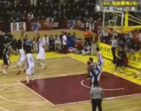 易建联国家队16年,易建联16岁时扣篮