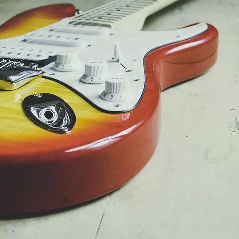 学会了吉他就会弹贝斯吗,弹贝斯和弹吉他的区别