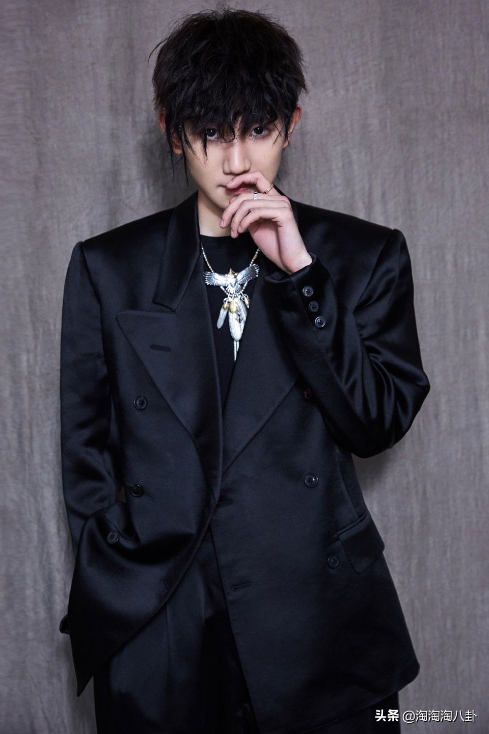 烫锡纸烫的男明星,男明星的锡纸烫