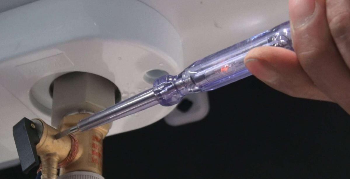 热水器关电源还是拔插头,热水器的插头平常需要拔吗