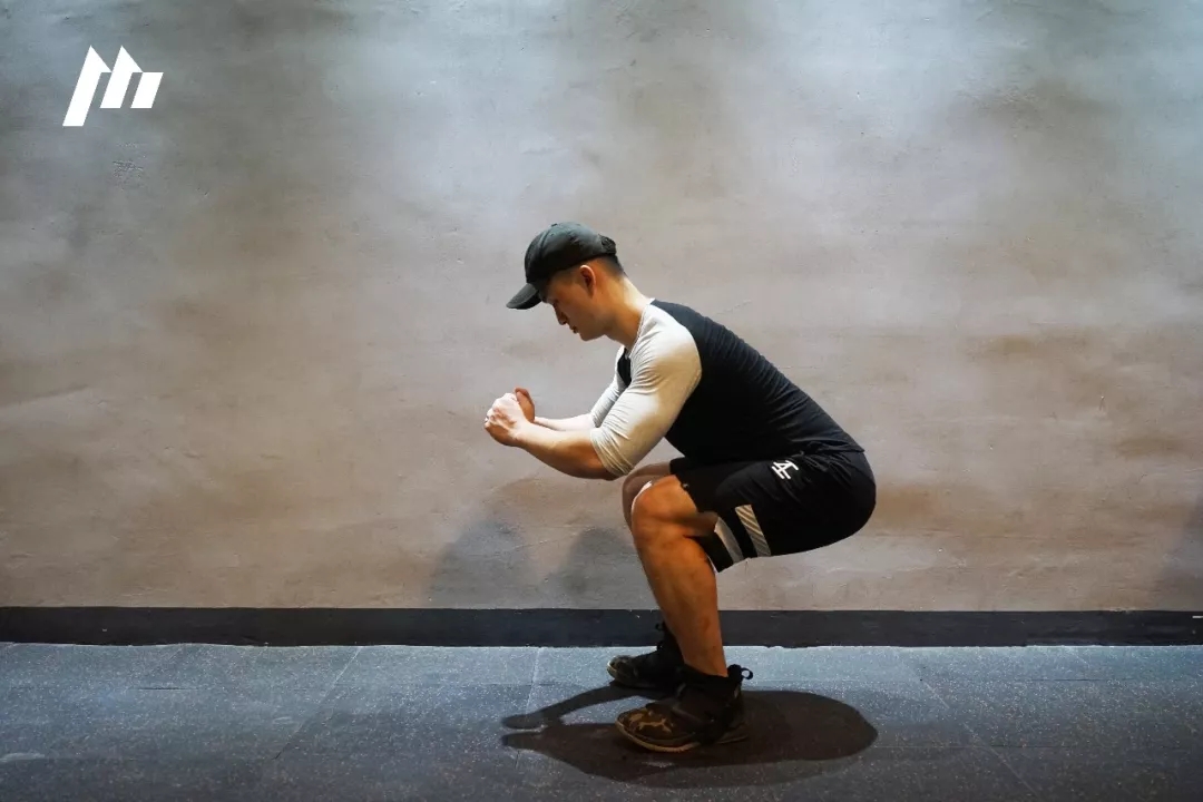 深蹲前掌离地怎么办,深蹲时脚后跟离地