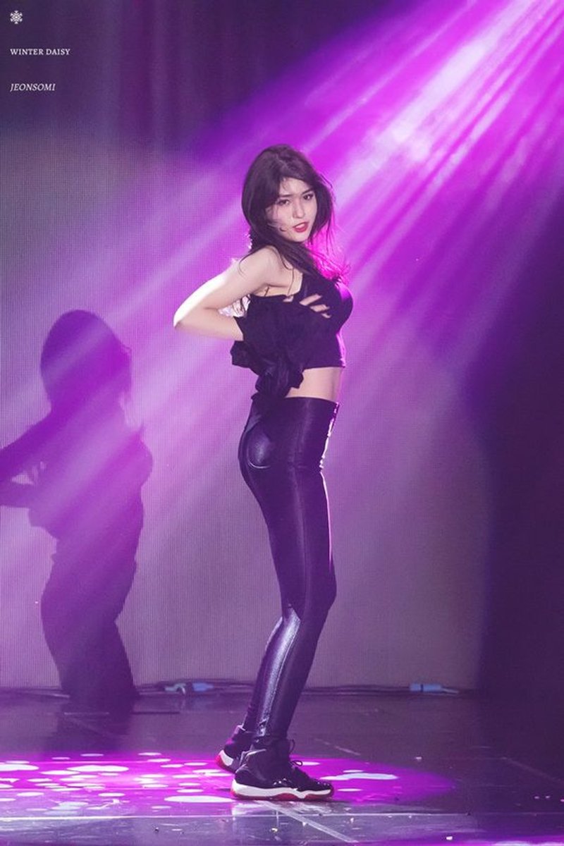 又甜又潮的正妹不多了!这位妹子全身Supreme脚踩AJ1倒钩太正