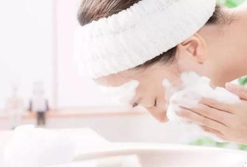 脸上干燥起皮出油怎么办,脸上出油多怎么护肤最有效