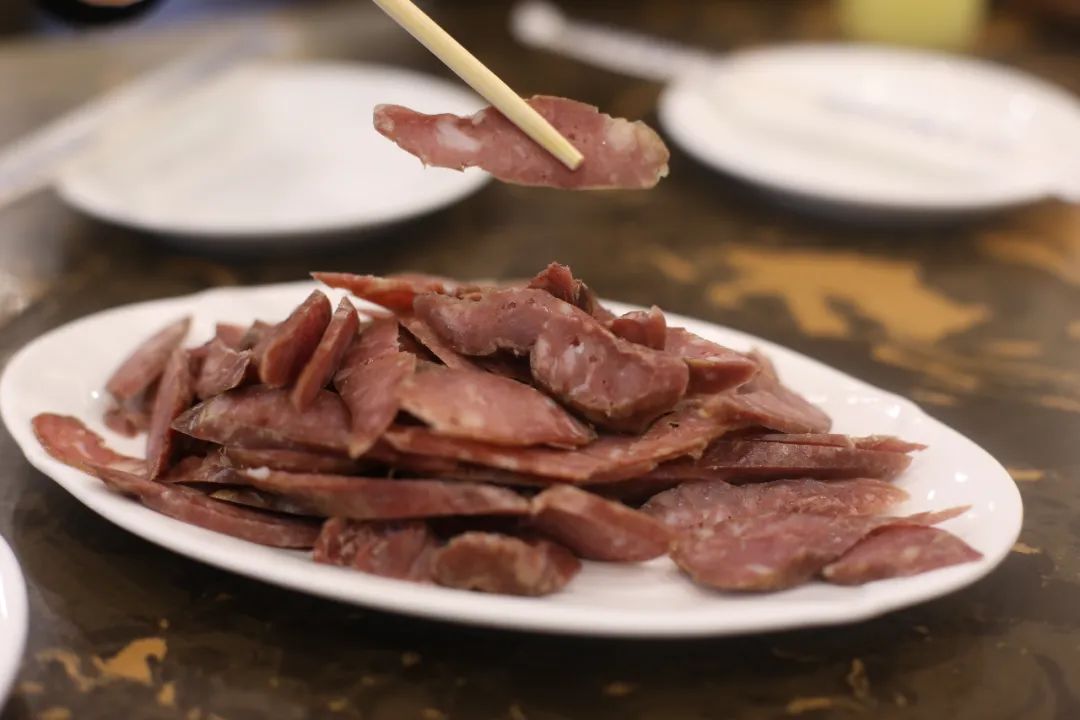 哈尔滨排队买红肠,哈尔滨商委红肠凌晨排队视频