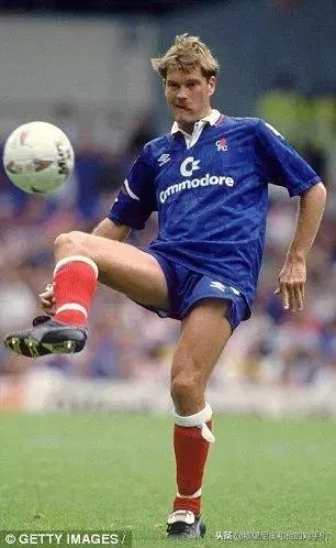 从夏普到世嘉,从德国好顺到库尔斯啤酒:英超豪门球衣广告的变迁