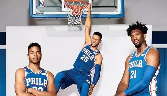 坐在观众席上看球赛篮球绝杀,坐在场边投篮