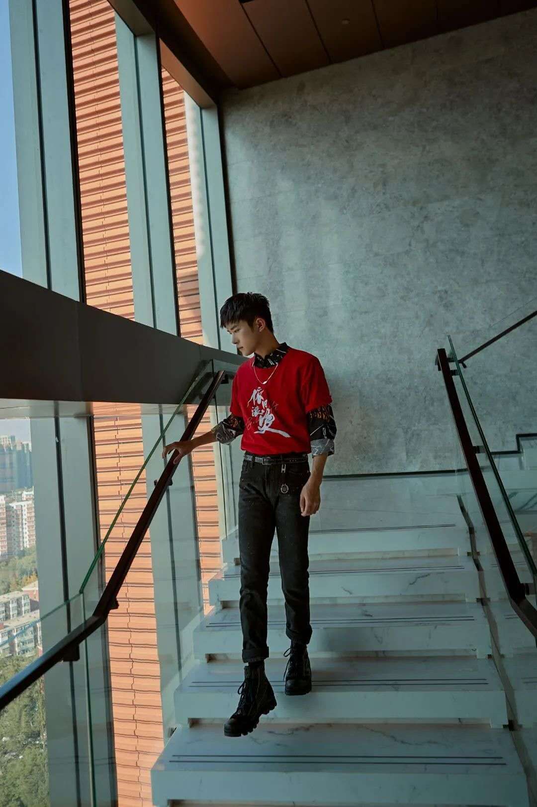 男人，想要在秋冬帅酷出场，怎么能少了一款经典实用的马丁靴？