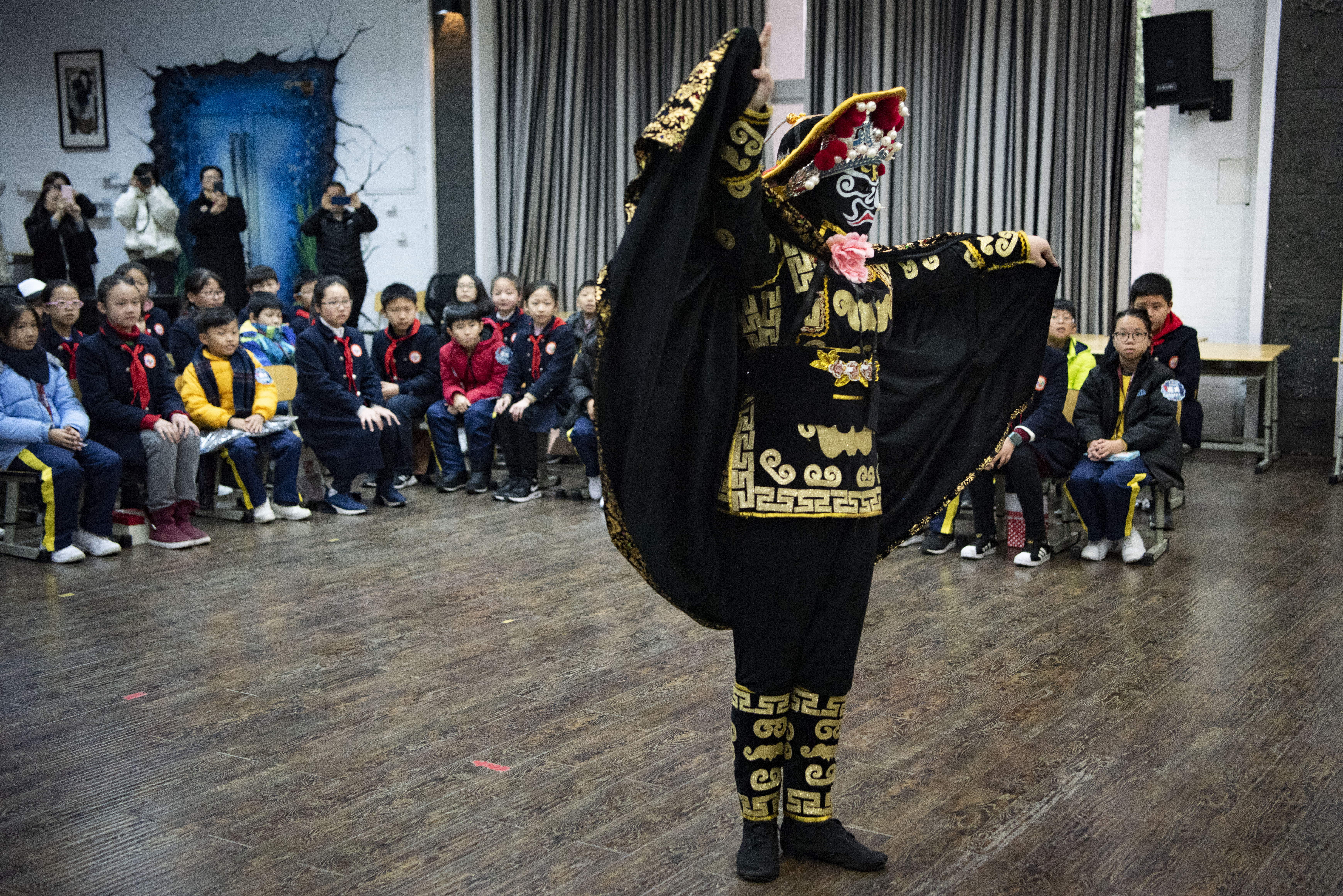 再续蓉港情谊 香港师生到访花园(国际)小学体验水墨花鸟