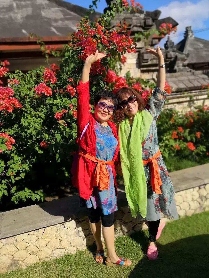 中国大妈旅游拍照姿势五角星,中年大妈拍照摆拍动作