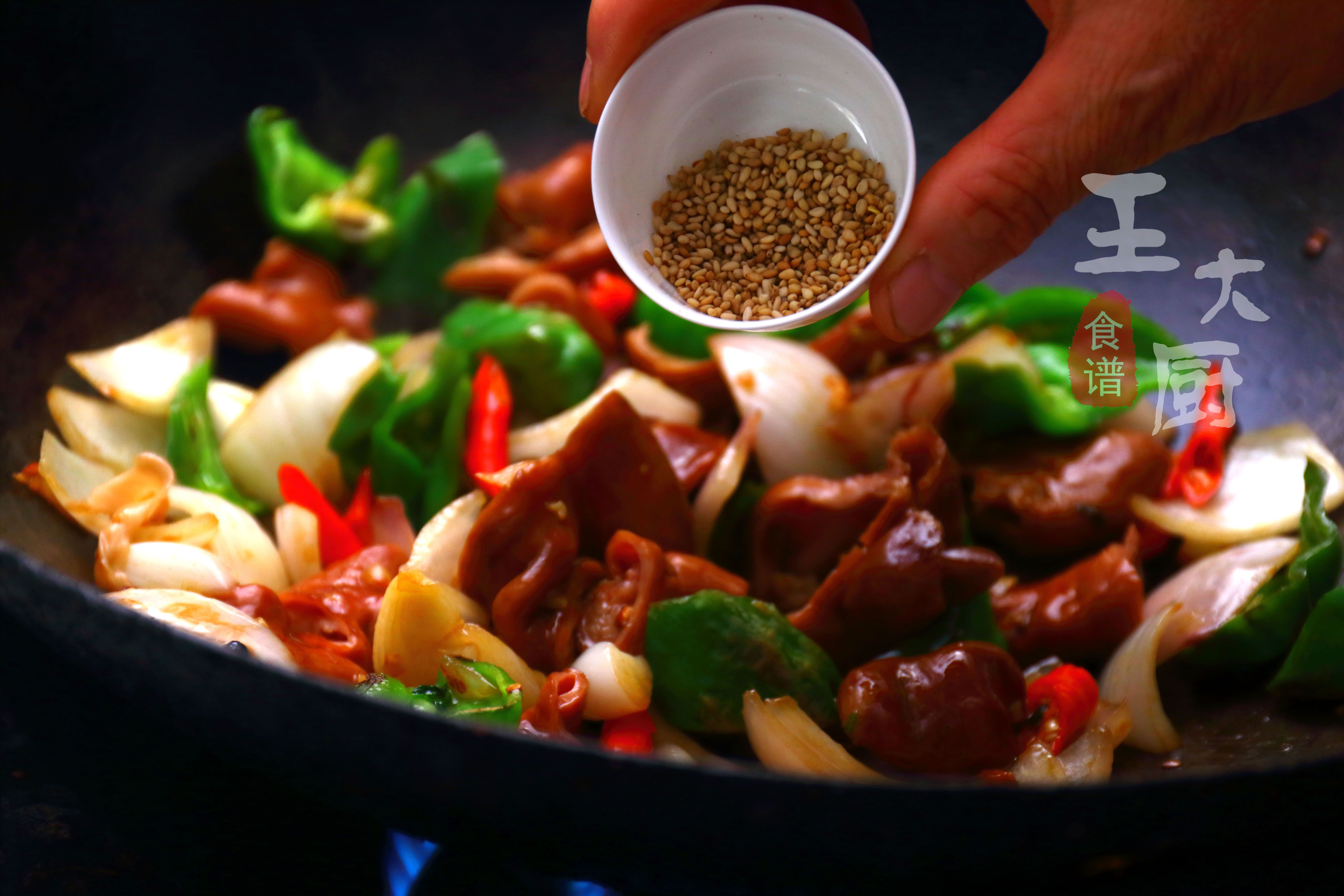 美食诀窍干锅肥肠,干锅肥肠怎么做好吃视频教程