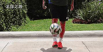 小孩足球颠球入门基本功,初学足球颠球技巧小学生