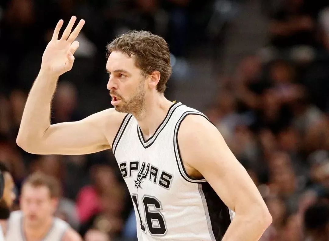 催泪了！任何球队都会没落，唯独它不行，因为我们接受不了