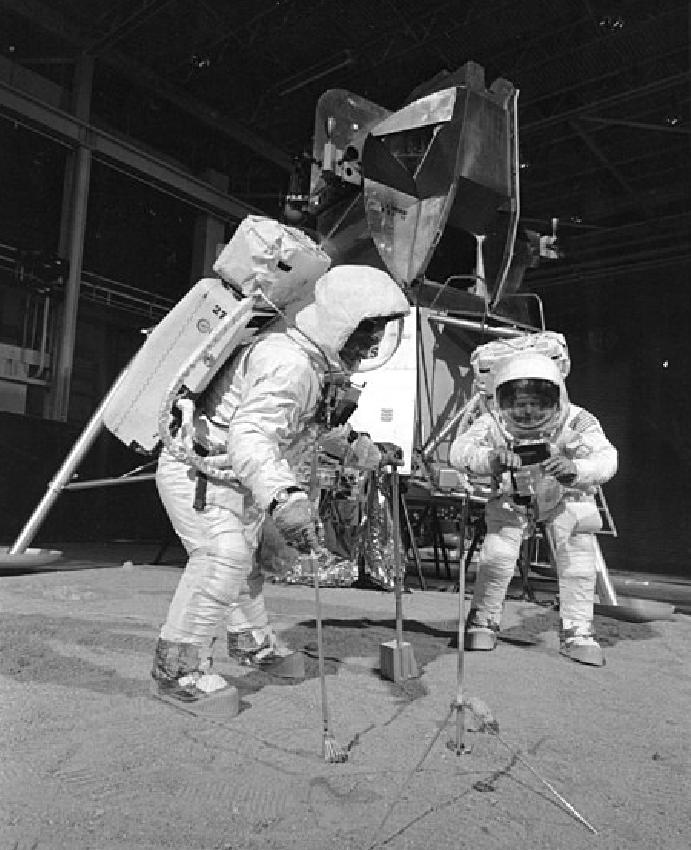 美国阿波罗登月是假的吗,外媒评价阿波罗登月是真是假