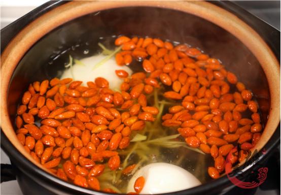 枸杞红枣鸡蛋蒸着吃的功效与作用,鸡蛋加枸杞泡开水有效果吗