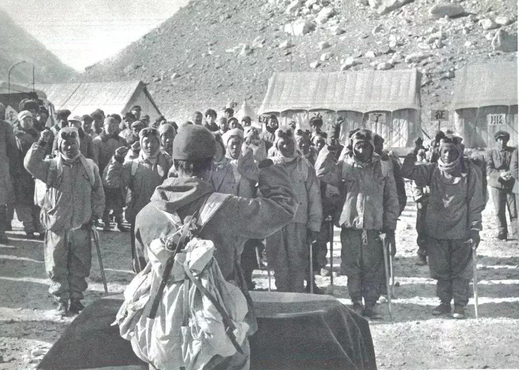 珠穆朗玛峰峰顶是属于哪个国家,珠穆朗玛峰峰顶现在是多少米