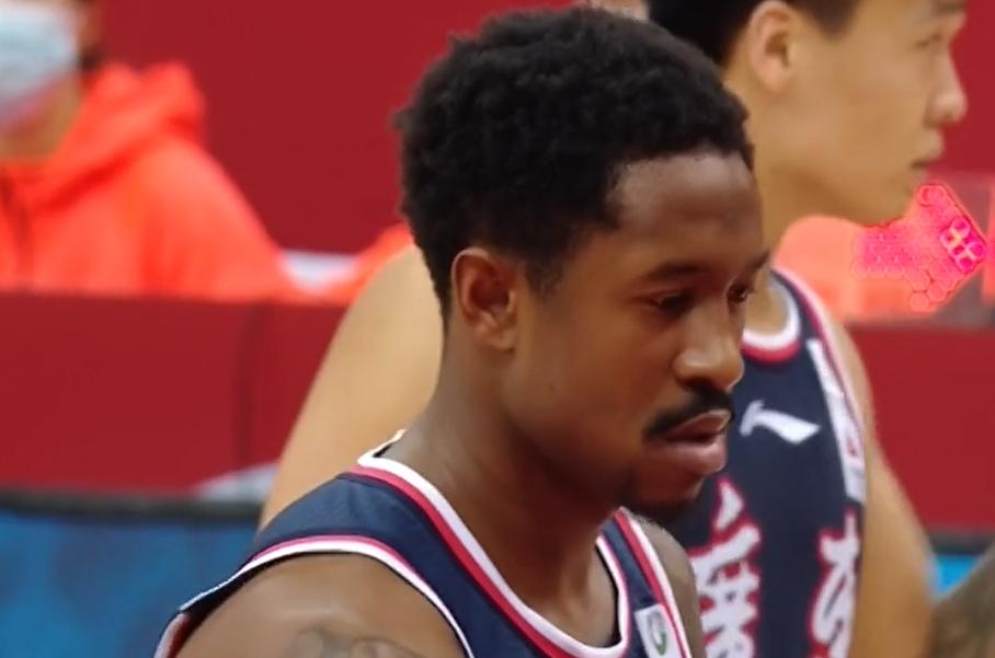 杜锋发飙裁判完整视频,杜锋违体犯规手势