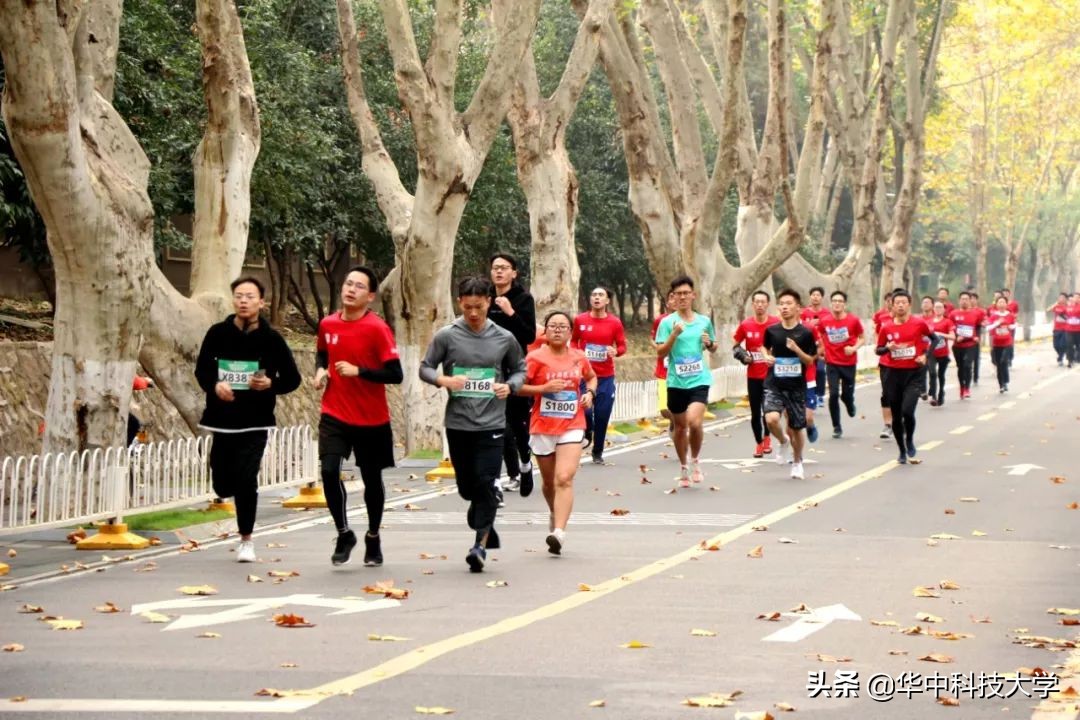 校园马拉松感受青春力量,在教室看同学田径比赛