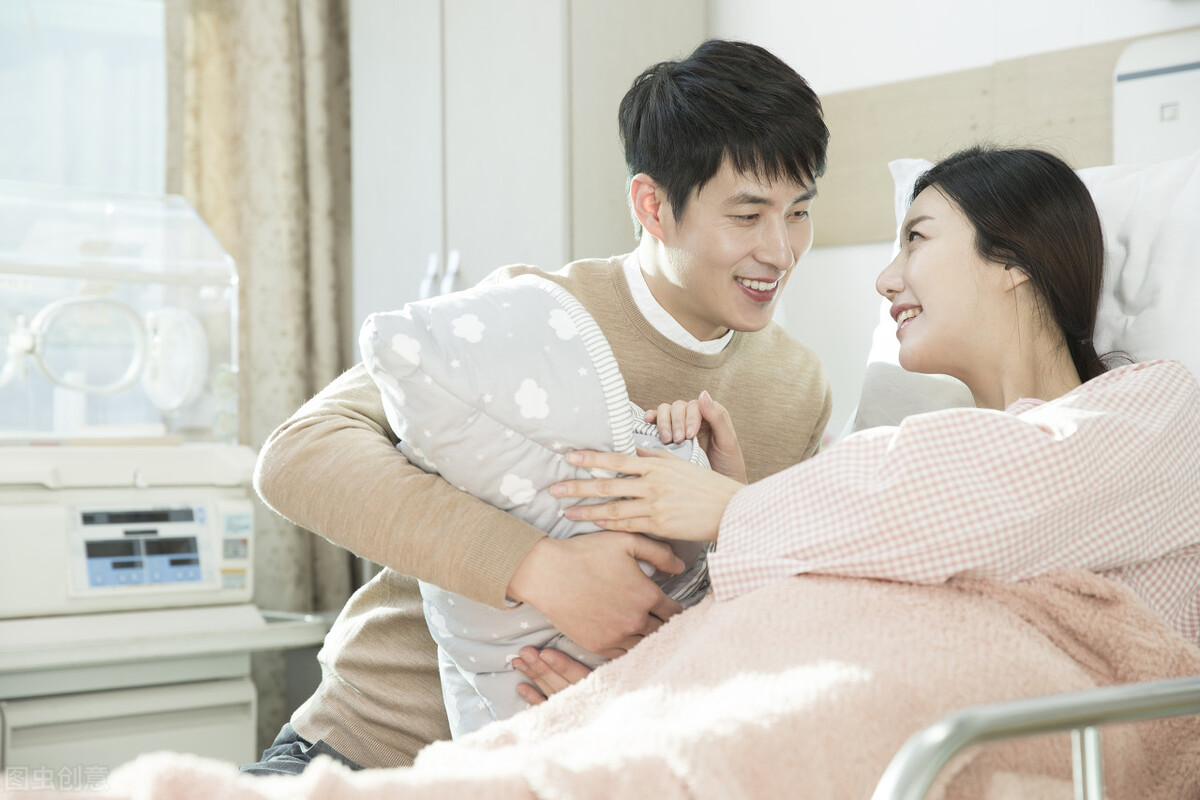 产后手指关节疼痛，是月子病吗？这4个点，新手妈妈请注意